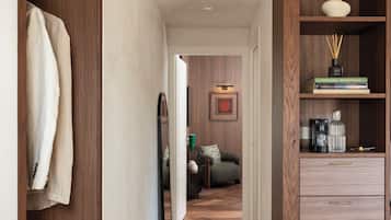Suite | Minibar, in-room safe, desk, laptop workspace