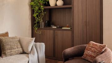 Suite | Minibar, in-room safe, desk, laptop workspace