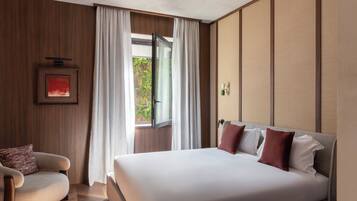 Deluxe Room | Minibar, in-room safe, desk, laptop workspace
