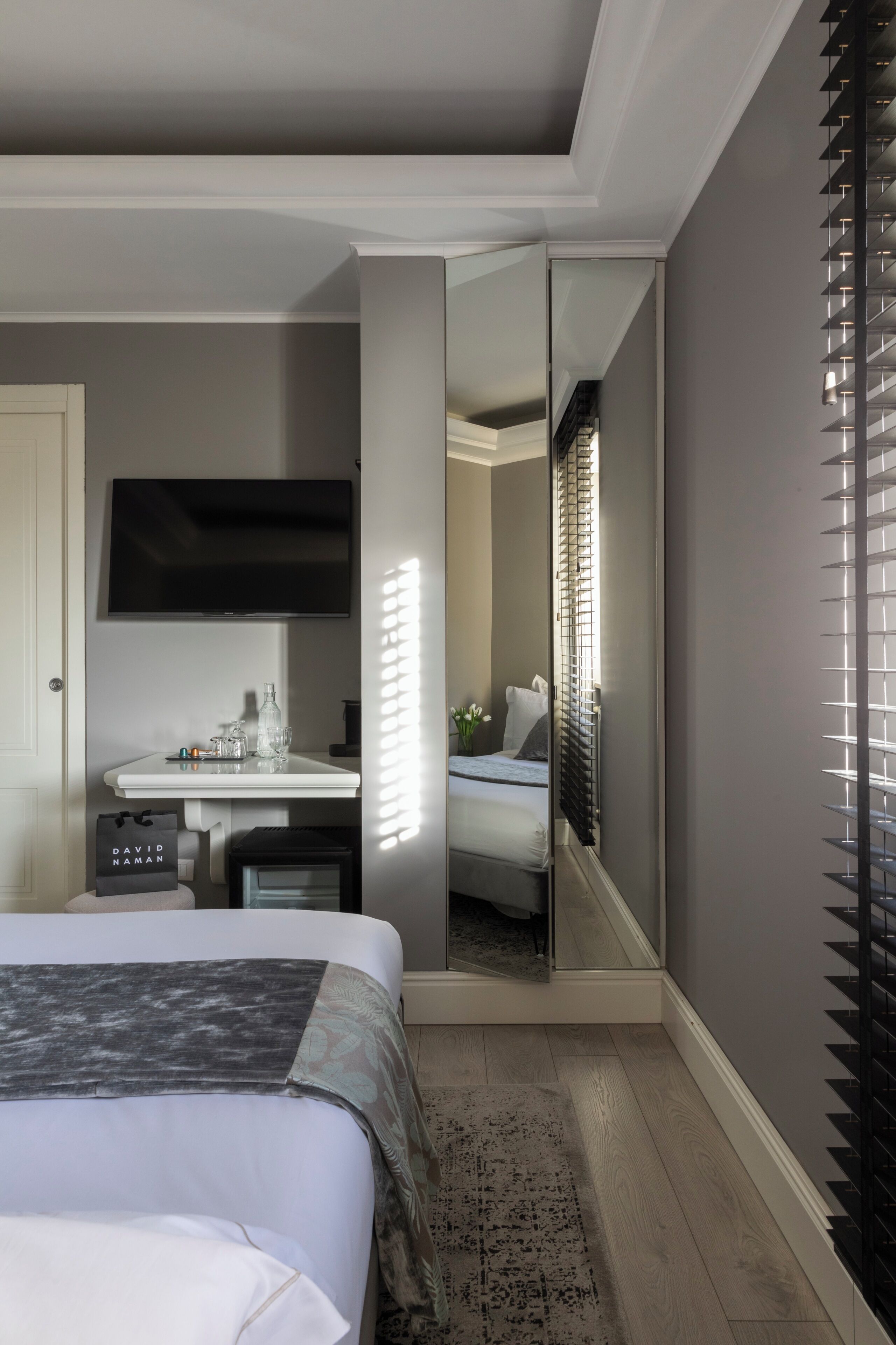 Classic Room | Minibar, in-room safe, desk, laptop workspace
