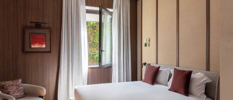 Deluxe Room | Minibar, in-room safe, desk, laptop workspace
