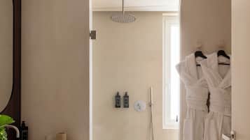 Articles de toilette gratuits, sèche-cheveux, chaussons, bidet