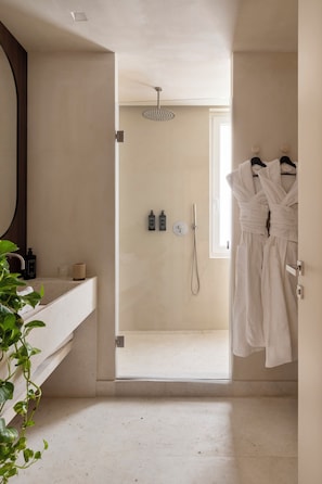 A bathroom with a shower, a sink, and a mirror. - Naman Hotellerie - Condotti (Rome)