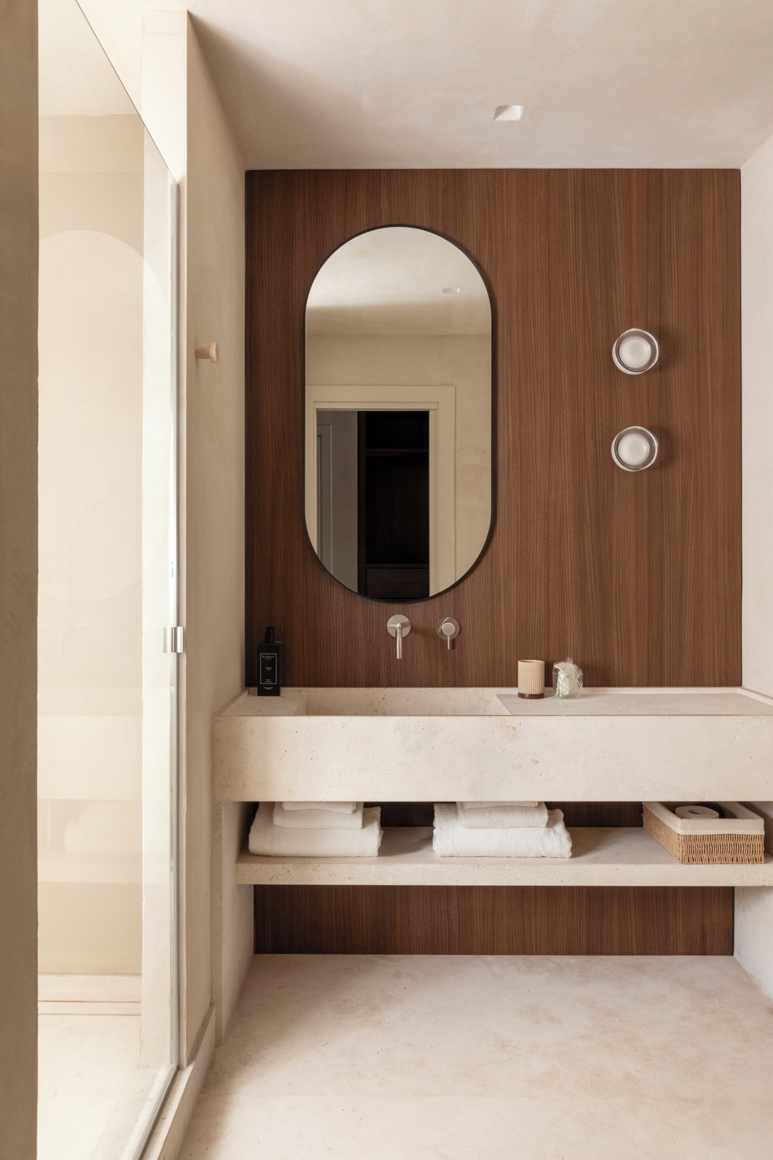 Deluxe Room | Bathroom | Free toiletries, hair dryer, slippers, bidet