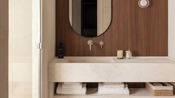 Deluxe Room | Bathroom | Free toiletries, hair dryer, slippers, bidet