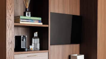Minibar, caja de seguridad en la habitación y escritorio