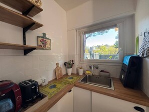 Microwave, oven, dishwasher, coffee/tea maker