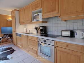 Réfrigérateur, four à micro-ondes, un four, lave-vaisselle