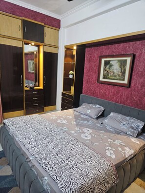 3 bedrooms, iron/ironing board, WiFi, bed sheets