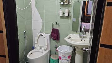 Een douche, een haardroger, handdoeken, zeep