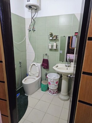 淋浴设施、吹风机、毛巾、肥皂