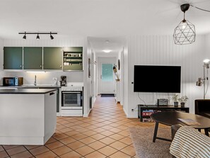 Fridge, microwave, dishwasher, cookware/dishes/utensils