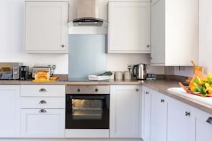 Refrigerador, microondas, horno, placa de cocina