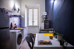 Een koelkast, een kookplaat