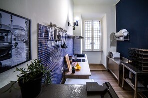 Een koelkast, een kookplaat