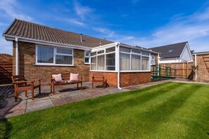 Outdoor dining - Coastal Village Hideaway | Village Retreat | Sleeps 4 (Scalby)