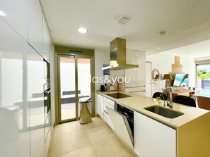 Kjøleskap, mikrobølgeovn, ovn og oppvaskmaskin