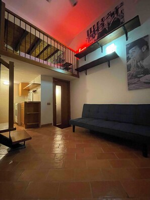 TV - Romantic apartment in the heart of Rome, ideal for couples and special weekends. (Roma)