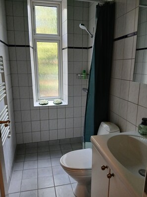 Serviettes fournies, savon, papier toilette