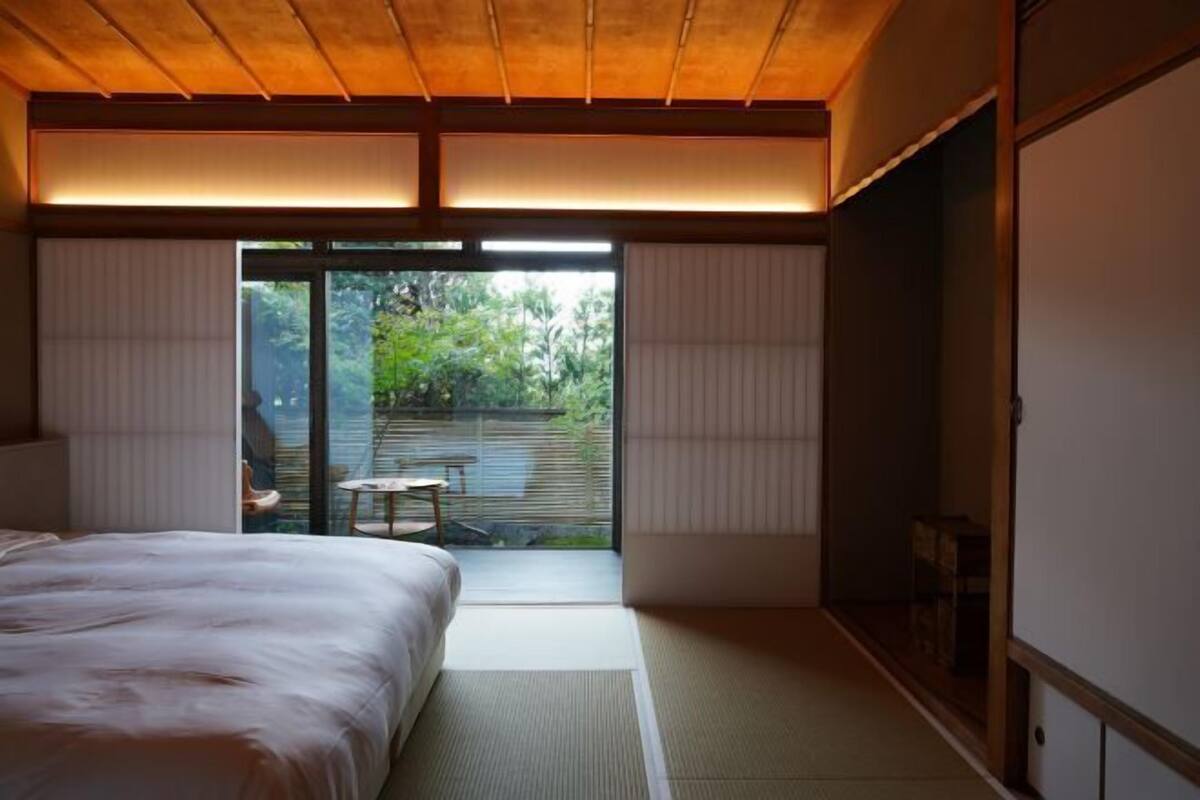 Caja de seguridad en la habitación y escritorio