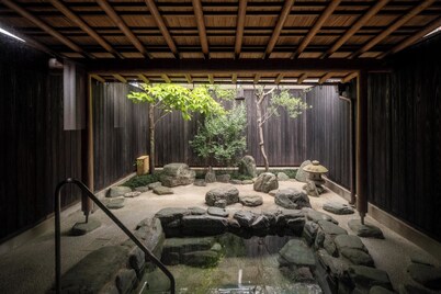 Momoyama Onsen Tsukimikan