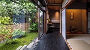 Habitación de lujo doble, no fumadores, vistas al jardín (Shin) | Minibar con artículos gratuitos, caja fuerte, escritorio