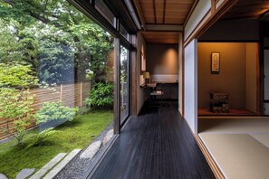 Luxury-Doppelzimmer, Nichtraucher, Gartenblick (Shin) | Kostenlose Minibar, Zimmersafe, Schreibtisch, schallisolierte Zimmer