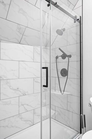 Dusche, Haartrockner, Handtücher, Shampoo