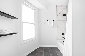 Douche, séchoir à cheveux, serviettes fournies, shampooing