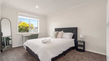 3 makuuhuonetta, silitysrauta/-lauta, ilmainen Wi-Fi, vuodevaatteet