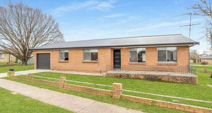 Blissful Blayney Home - Comfy, Cosy and Sleeps 5