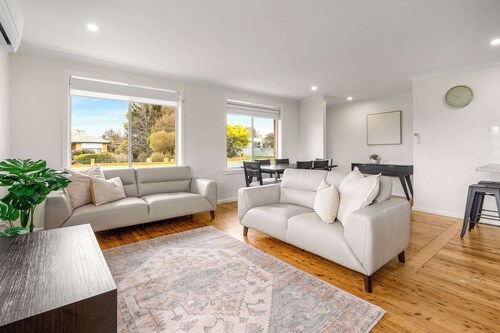 Blissful Blayney Home - Comfy, Cosy and Sleeps 5