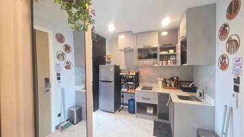 Fridge, microwave, stovetop, coffee/tea maker