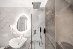 Comfort e Stile - 5 | Bathroom | Shower, hair dryer, towels, soap