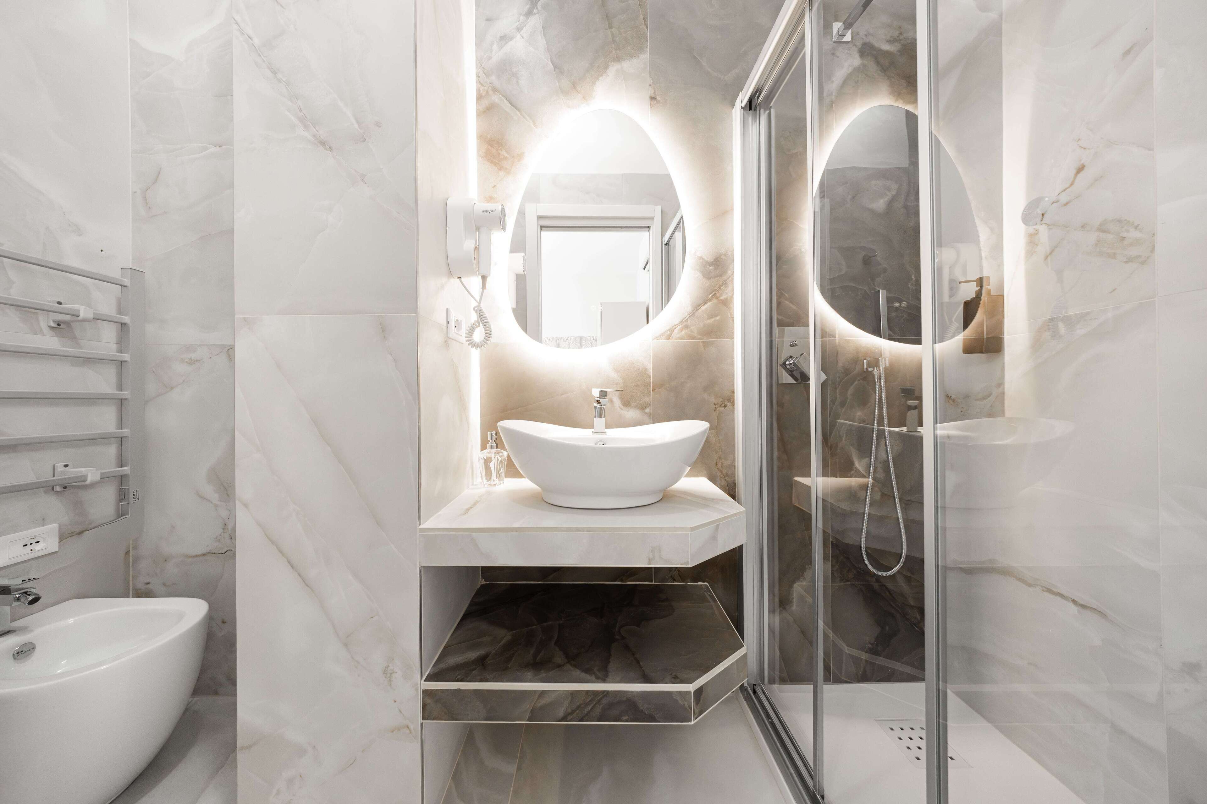 Comfort e Stile - 2 | Bathroom | Shower, hair dryer, towels, soap