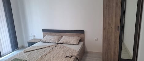 6 bedrooms, iron/ironing board, WiFi, bed sheets
