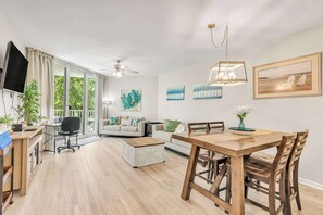 Televisie, een open haard en een kantoor