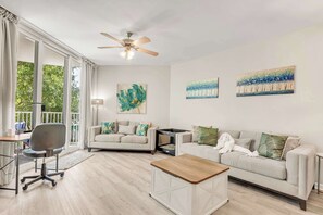 تلفزيون، مدفأة، مكتب