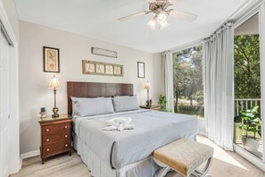 2 slaapkamers, een bureau, een strijkplank/strijkijzer, reisbedje