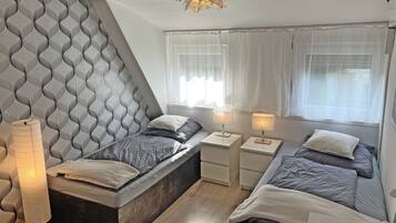 2 slaapkamers, een bureau, een strijkplank/strijkijzer, reisbedje