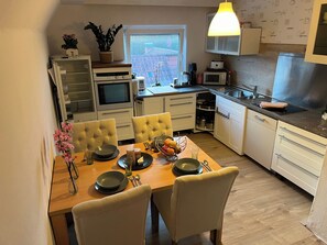Fridge, microwave, oven, stovetop - *SilentSun.net* - peace and relaxation 2.5 bedrooms, large kitchen and bathroom (Gudow)