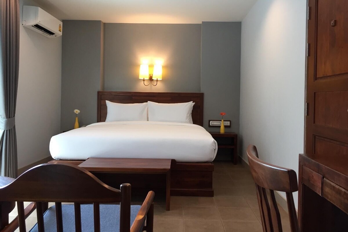 In-room safe, desk, WiFi (free)