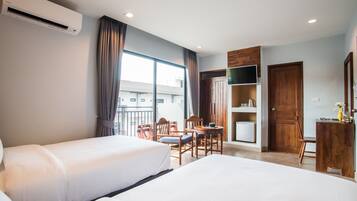 Habitación estándar con 2 camas individuales | Caja de seguridad en la habitación, escritorio y wifi gratis