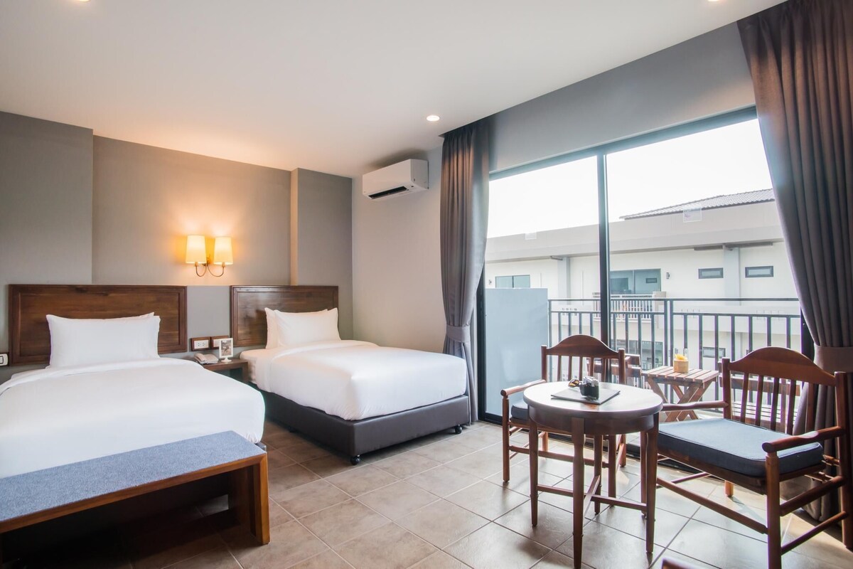 In-room safe, desk, WiFi (free)