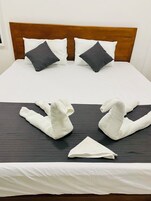 Tabla de planchar con plancha, wifi gratis y ropa de cama 