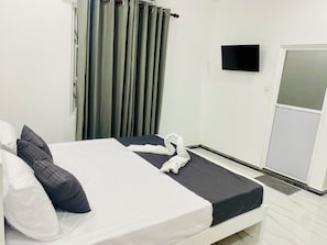 Family Triple Room, Balcony, City View | Iron/ironing board, free WiFi - Hotel Jay R (Trincomalee)