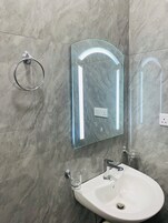 Family Triple Room, Balcony, City View | Bathroom