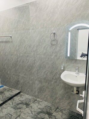 Habitación triple familiar, balcón | Baño | Ducha, secador de pelo, toallas y papel higiénico