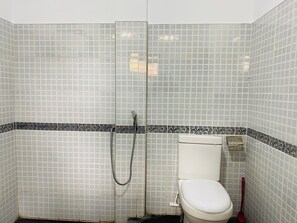 Basic Double Room | Bathroom