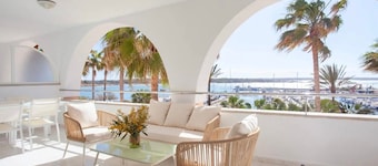 Apartment 'Edificio Puerto - 1 Habitación F2' with Sea View, Wi-Fi and Air Conditioning
